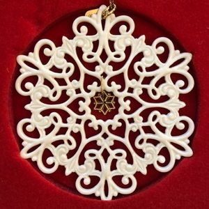 Lenox 1999 annual ornament ❄️